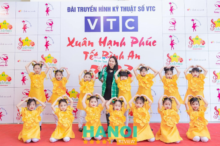 Trang Phục Biểu Diễn Đặng Thu Hà ở Hà Nội